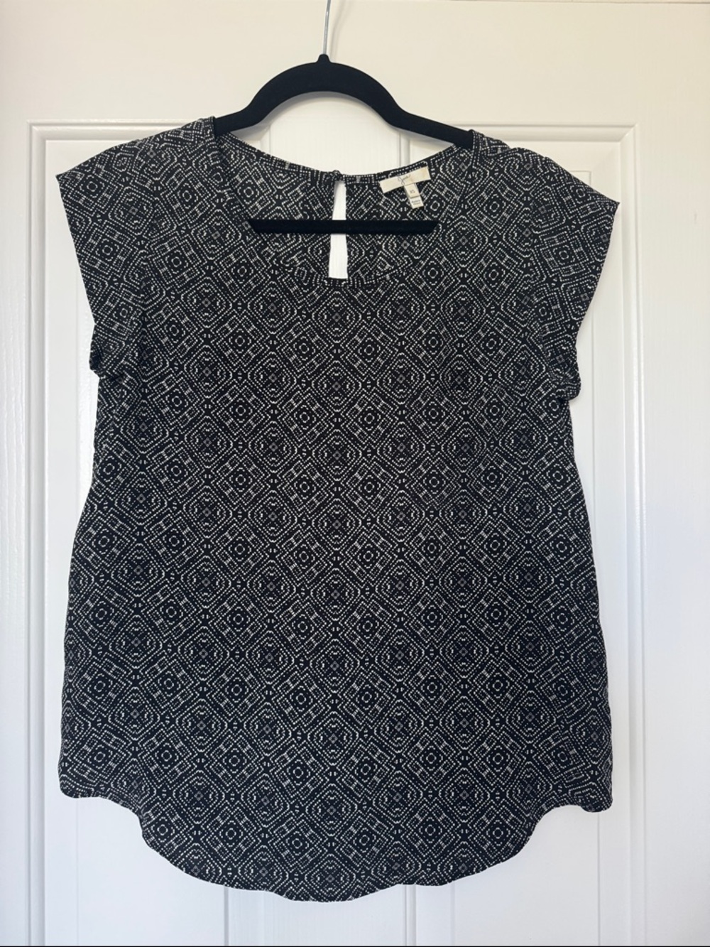 Joie Black and White Geometric Cap-Sleeve Blouse 100% silk